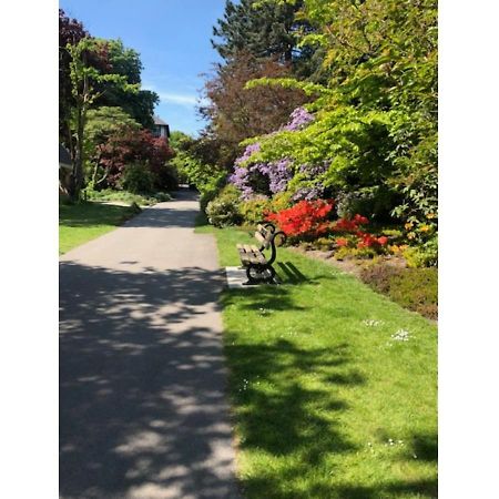 Perfectly Located 4 Storey Townhouse With 2 Parking Spaces In Central Harrogate Exterior foto