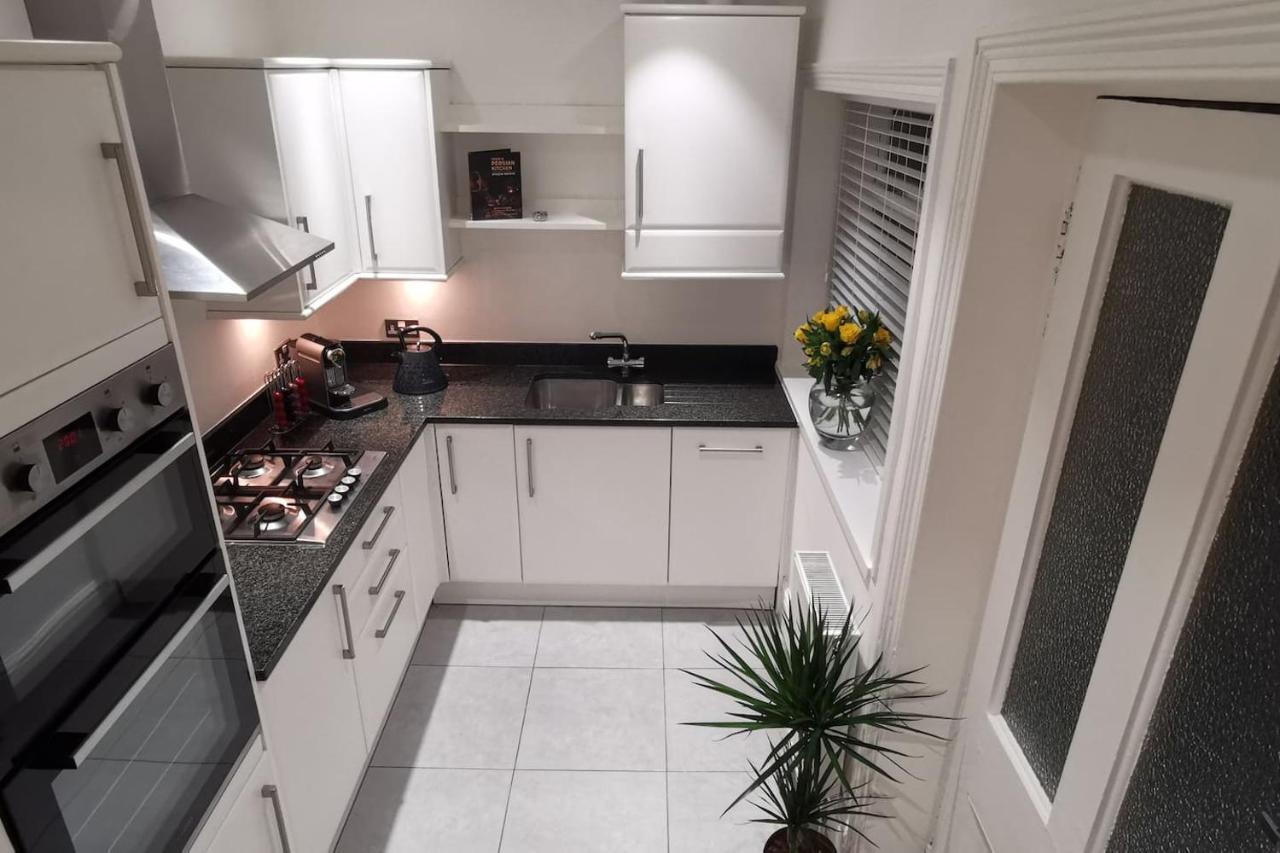 Perfectly Located 4 Storey Townhouse With 2 Parking Spaces In Central Harrogate Exterior foto
