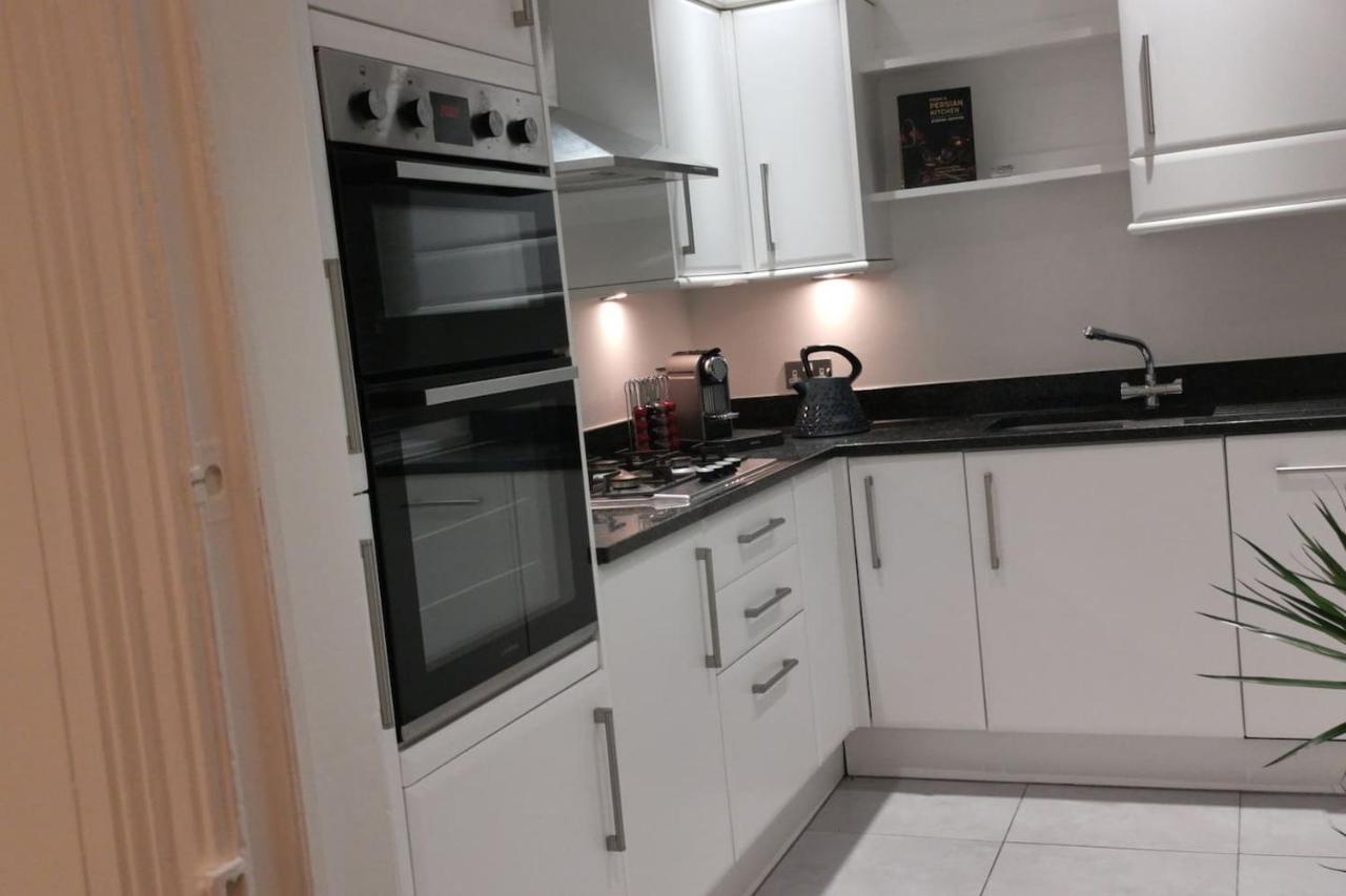 Perfectly Located 4 Storey Townhouse With 2 Parking Spaces In Central Harrogate Exterior foto